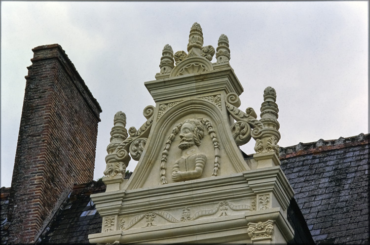 Fronton de lucarne avec décors sculptés