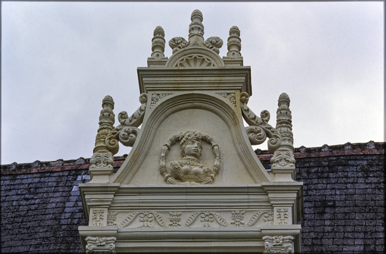 Fronton de lucarne avec décors sculptés