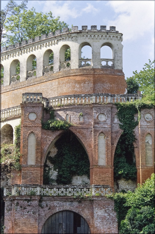 Décor néogothique du château entouré de verdure