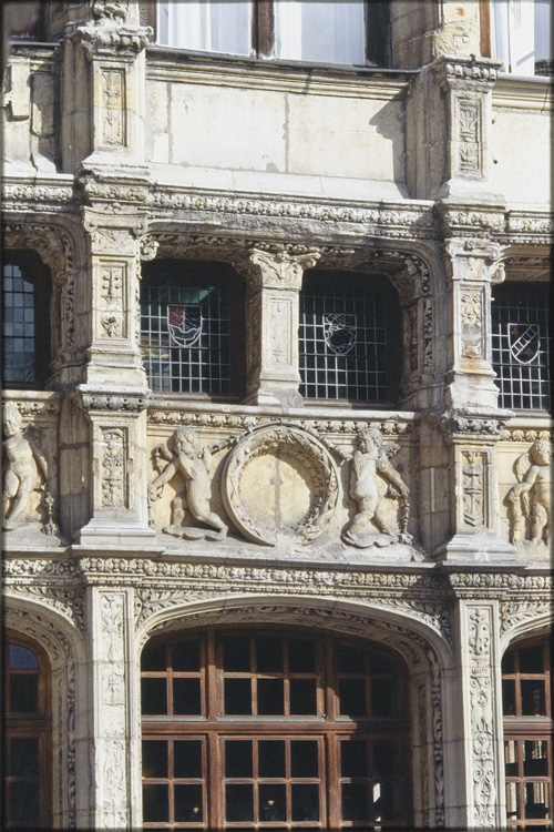 Façade sur tue avec métopes sculptées