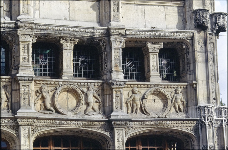 Façade avec métopes sculptées