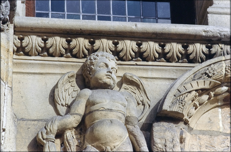 Élément de décor de façade (ange sculpté)