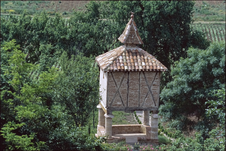 Pigeonnier sur piliers de pierre avec lanternon