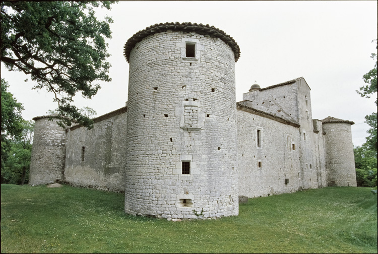 Corps de bâtiment avec ses tours d’angle