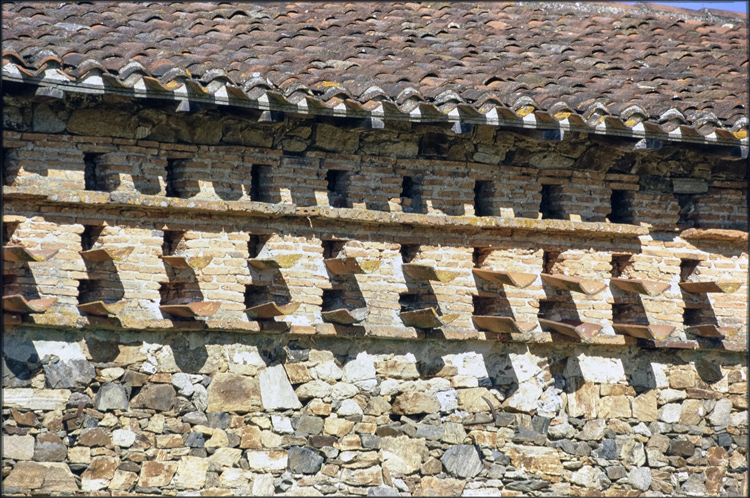 Mur en moellons avec trous de boulins et pierres d’envol