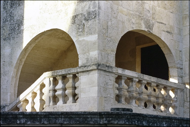 Tourelle d’escalier à cage ajourée ; Balustres renflées en double poire