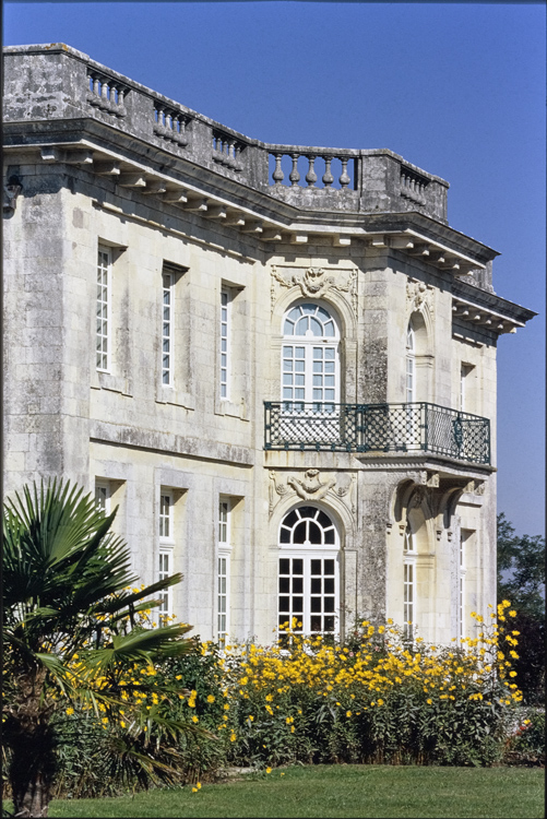 Avant-corps à trois pans donnant sur le jardin