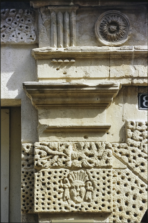 Détail du décor à bossages vermiculés qui orne le rez-de-chaussée de la demeure