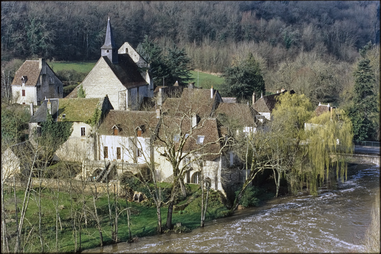 Vue générale de l’église et de la ville basse