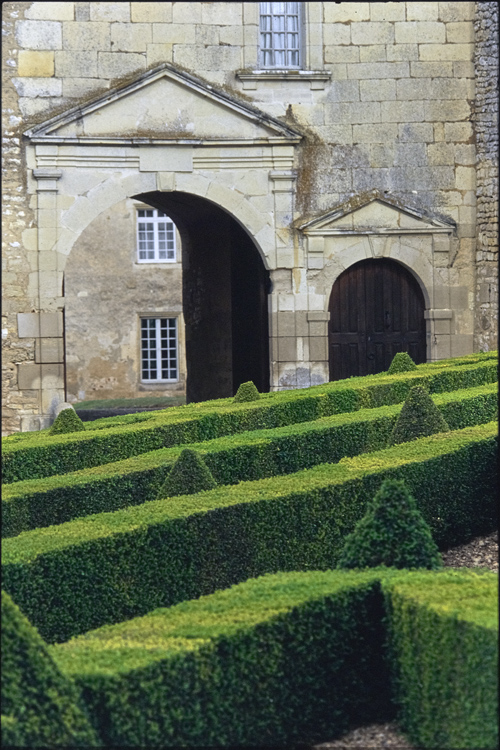 Parterres à la française et façade du châtelet