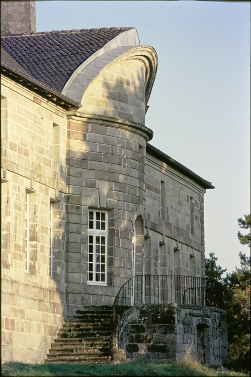 Avant-corps central en demi-rotonde : façade en grès rose des Vosges