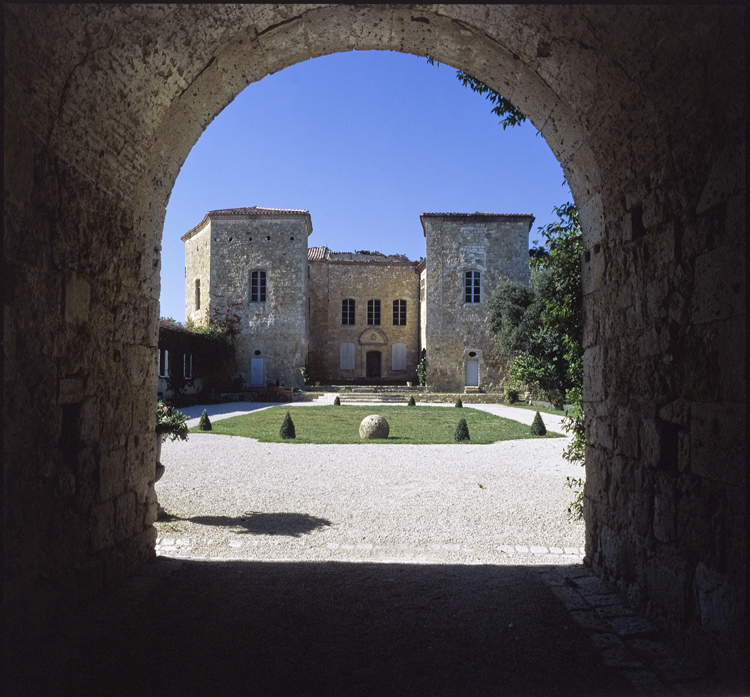 Façade sur cour intérieure prise depuis le passage d’accès