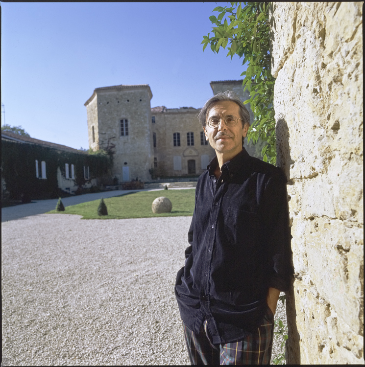 Homme posant devant la façade sur cour