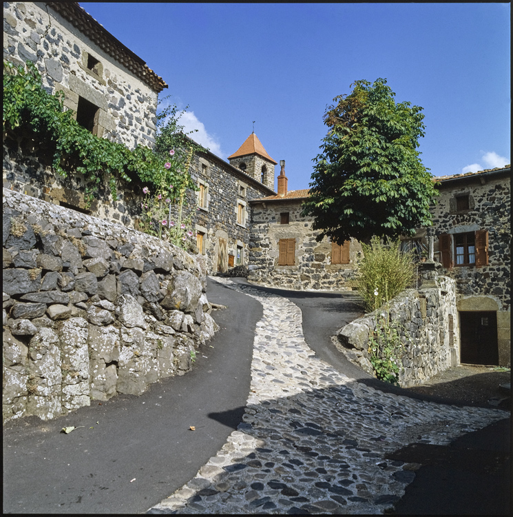 Vue d’ensemble ; Clocher de l’église à l’arrière-plan