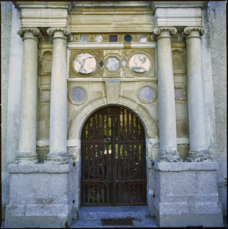 Vue extérieure : porte en fer forgé