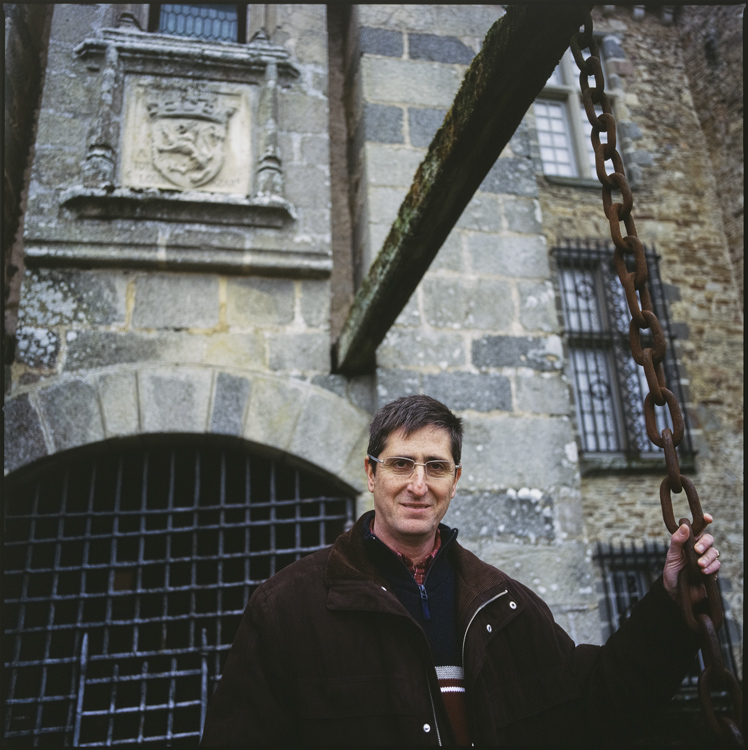 Portrait du propriétaire Monsieur de Bonneval devant l’entrée