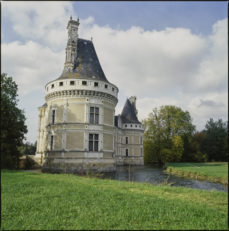 Vue partielle de la façade : tours d’angle