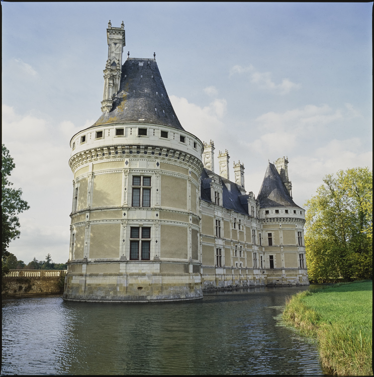 Vue partielle de la façade : tours d’angle