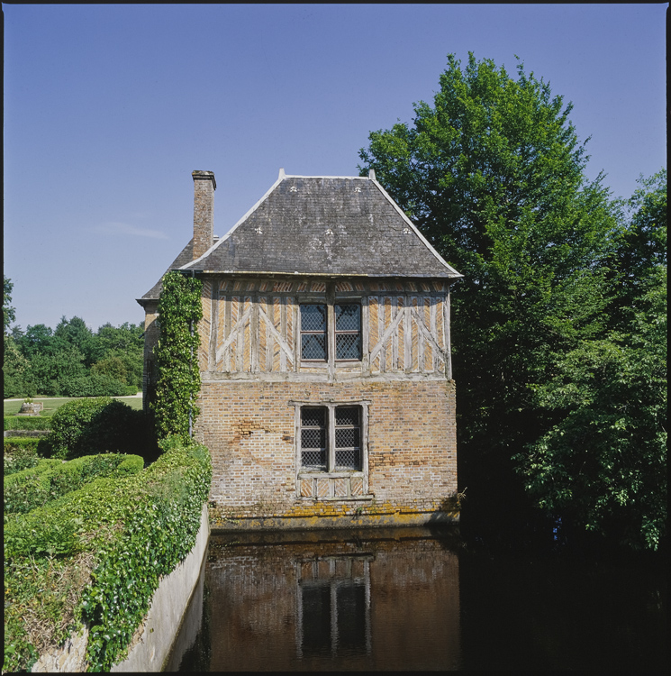 Vue partielle de la façade d’un pavillon