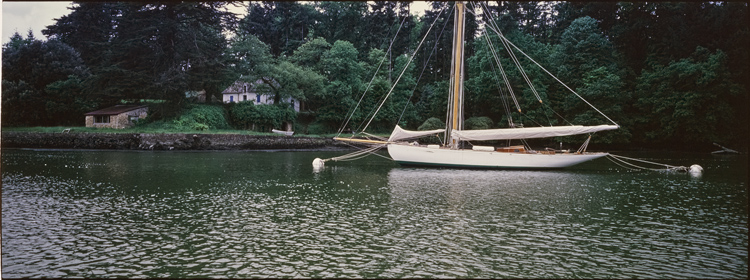 Vue d’ensemble du bateau sur la rivière d’Auray - © Donation VMF, Ministère de la Culture (France), Médiathèque du patrimoine et de la photographie, diffusion GrandPalaisRmn Photo