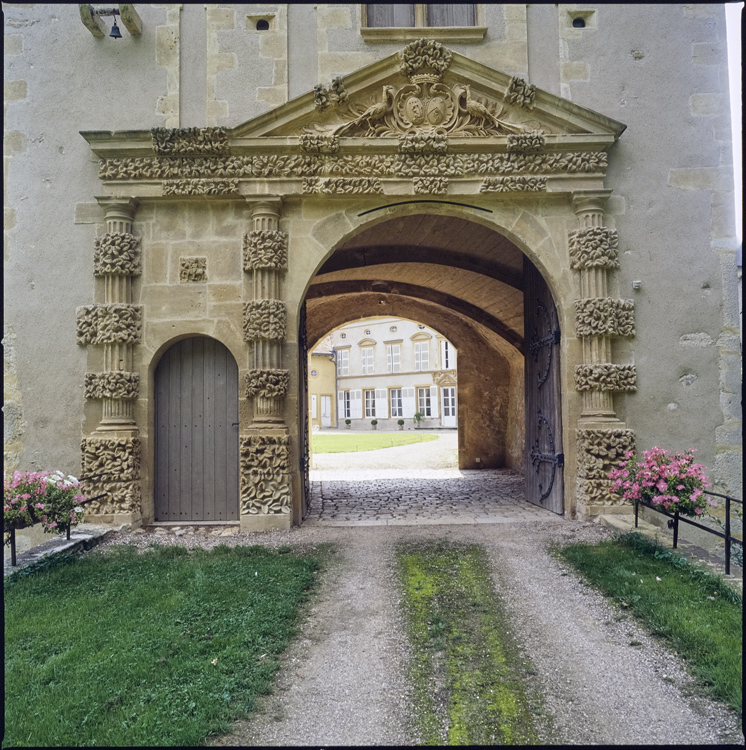 Portail d’accès à bosselages