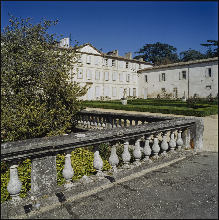 Vue partielle de la façade depuis la cour