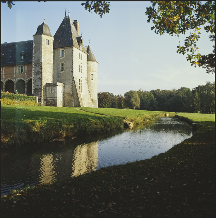 Vue partielle de la façade depuis les douves