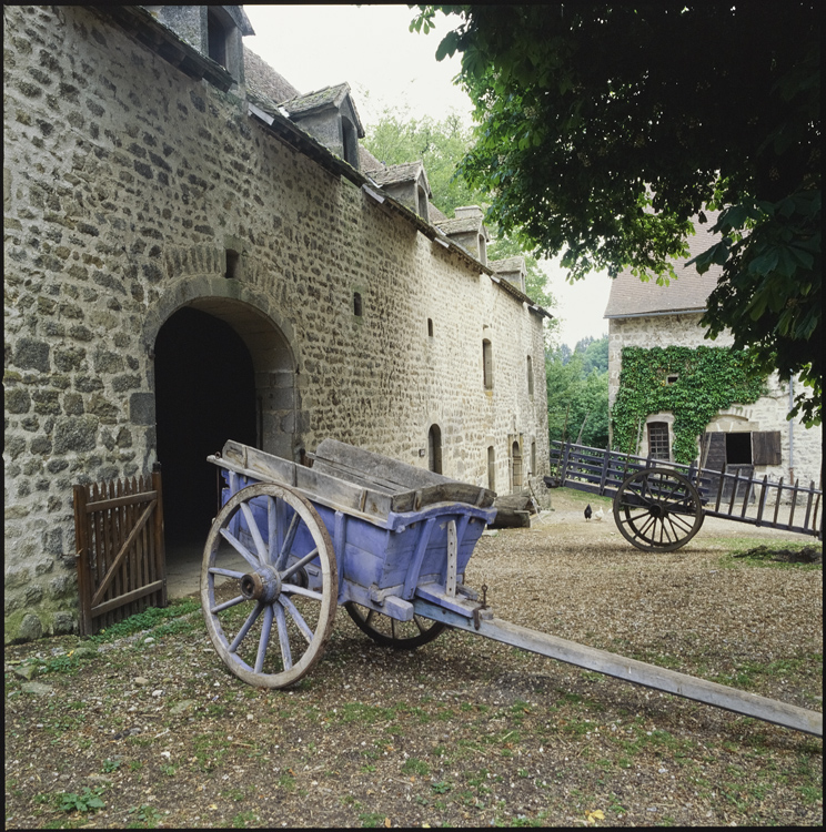 Façade de la grande métairie et façade de l’écurie