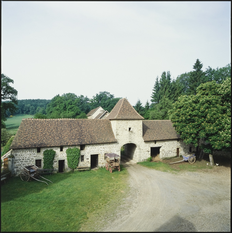 Vue d’ensemble de la dépendance avec porche d’entrée