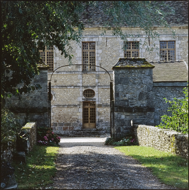 Vue partielle de la façade d’accès