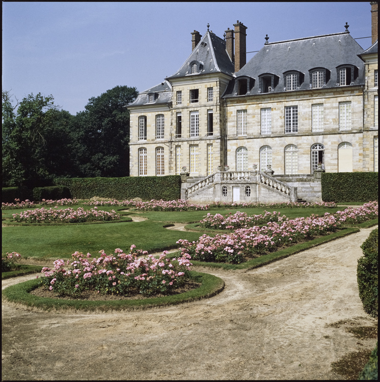 Vue partielle de la façade depuis la cour