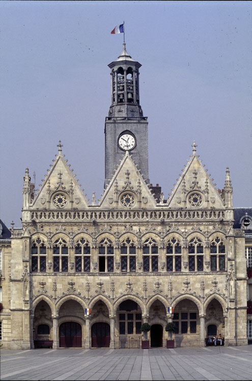 Façade principale sur la place : vue d’ensemble