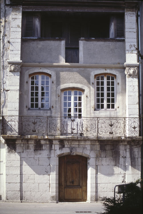 Façade : porte et étage supérieur