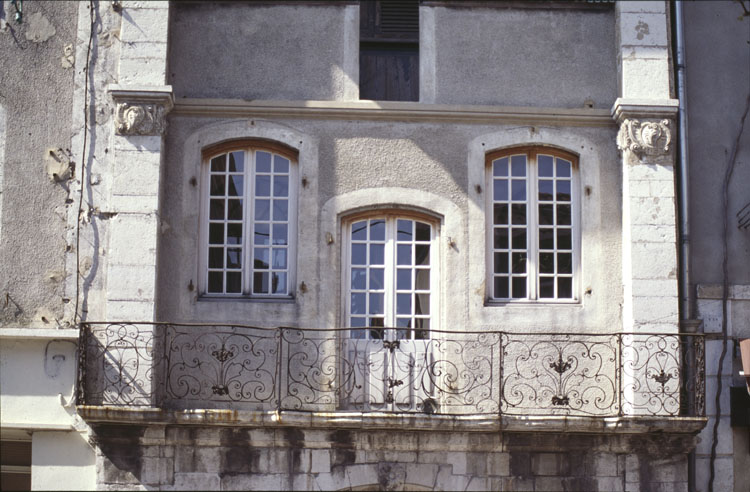 Façade, détail du premier étage : balcon