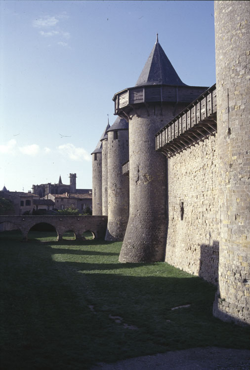 Façade est ; Pont sur douves