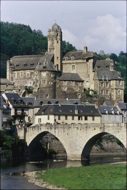 Vue d’ensemble du village ; Château ; Pont