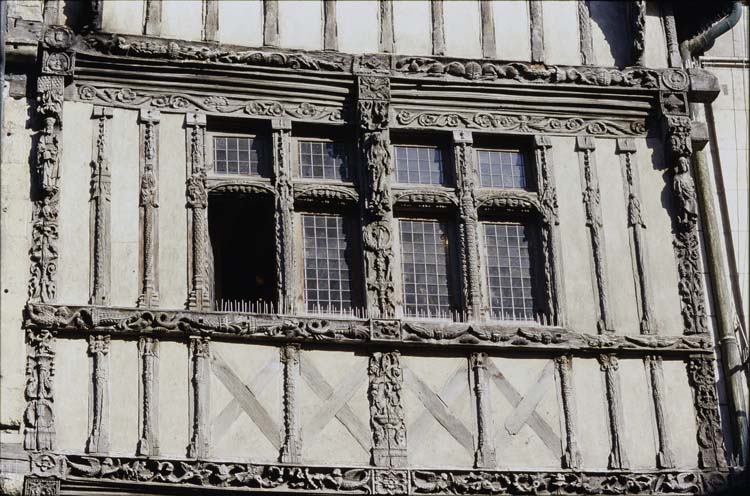 Façade à pans de bois (détail des fenêtres)