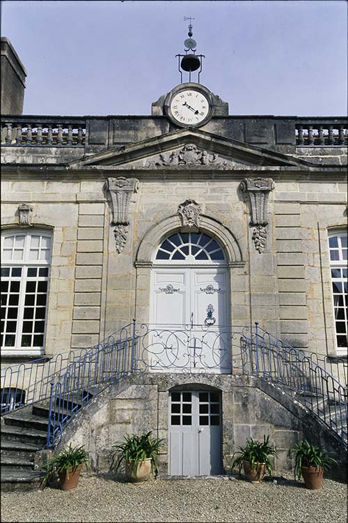 Façade nord-ouest : entrée et escalier