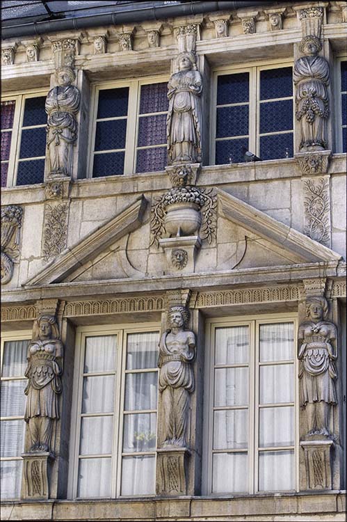 Façade nord sur rue : fenêtres