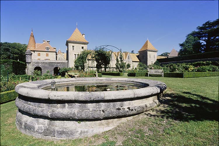 Jardin : bassin ; Communs à l’arrière-plan