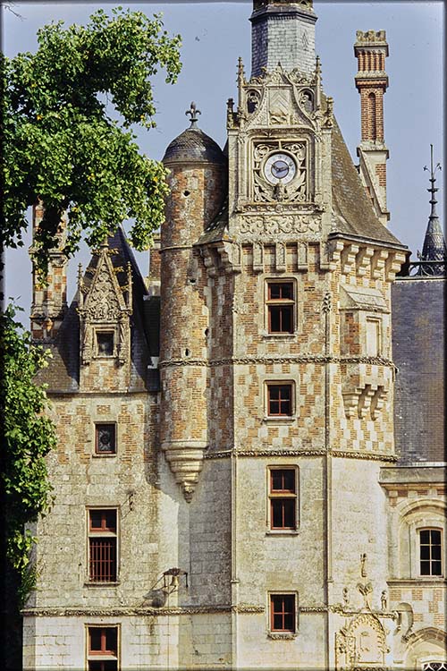 Façade nord-ouest : tour-horloge