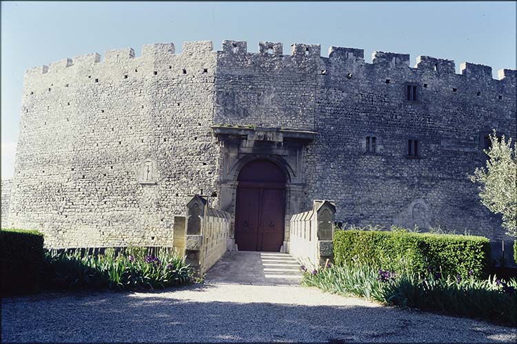 Façade nord : pont et entrée