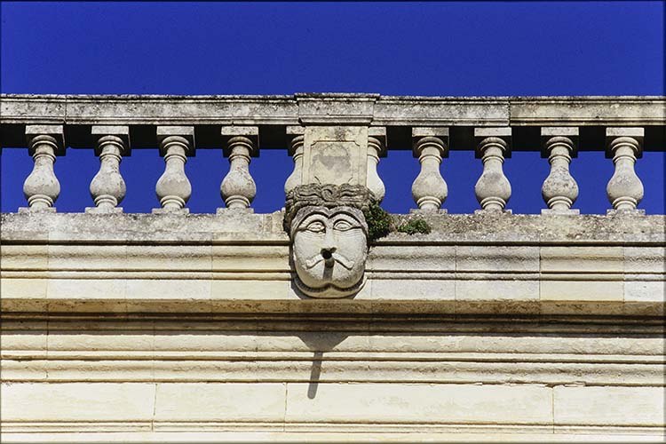 Façade est sur cour : corniche et balustrade