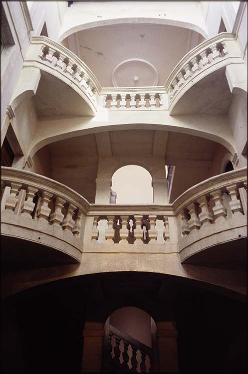 Cour intérieure : paliers et balustrades