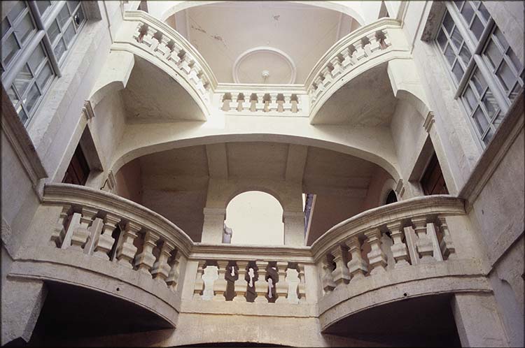 Cour intérieure : paliers et balustrades