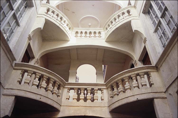 Cour intérieure : paliers et balustrades