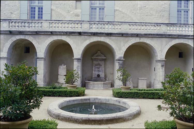 Façade est sur jardin : fontaine