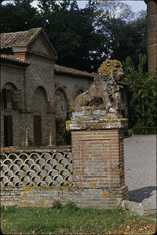 Entrée : pilier au lion ; Communs à l’arrière-plan