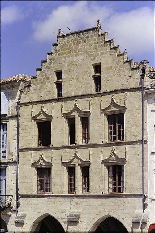 Façade sur la place