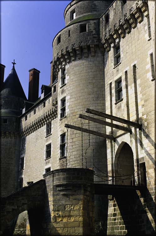 Façade est : châtelet d’entrée et pont-levis